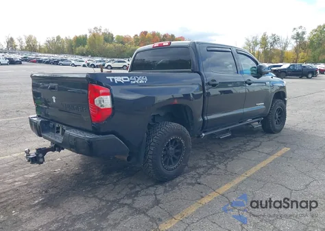 2018 Toyota Tundra Sr5 5.7L V8 z USA, uszkodzony, nr VIN 5TFDW5F1XJX740452